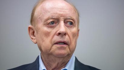 Bild: Peter Kneffel/dpa
Bleibt trotz Fristablaufs auf freiem Fuß: Alfons Schuhbeck. (Archivbild)