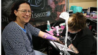 Bild: sne
Mit 62 Jahren wagte sich Manuela Haring erstmals auf eine Tattoo-Convention.