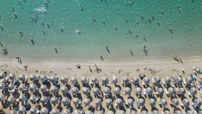 Bild: Thanassis Stavrakis/AP/dpa
Beliebtes Sommerziel: In den Tui-Buchungen für das kommende Jahr liegt Griechenland weit vorn. (Archivbild)