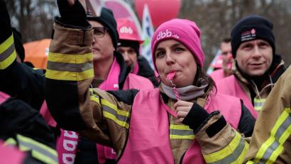 Bild: Carsten Koall/dpa
Proteste zum Verhandlungsauftakt.