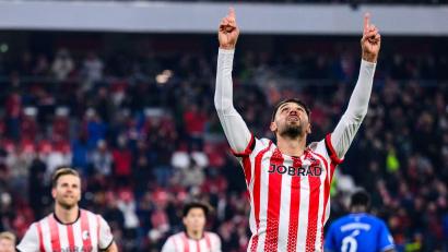 Bild: Tom Weller/dpa
Grifo trifft schon wieder: Der Offensivspieler verwandelte den Elfmeter zum 1:0.