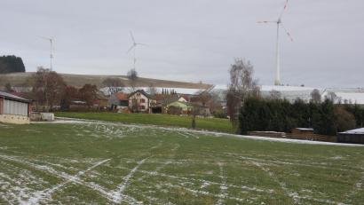 Bild: kro
Auf dieser Fläche bei Ellenfeld wird die Agri-PV-Anlage entstehen. Im Hintergrund sind einige Windräder zu stehen