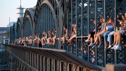Bild: Sven Hoppe/dpa
Die Stahlkonstruktion der Hackerbrücke ist auch ein beliebter Aussichtspunkt für junge Menschen in München. (Archivbild)