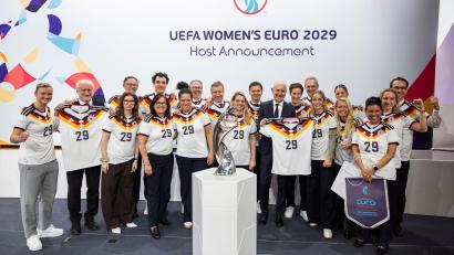 Bild: Cyril Zingaro/KEYSTONE/dpa
Die deutsche Delegation bejubelt den EM-Zuschlag.