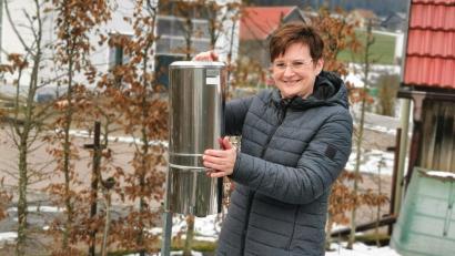 Bild: Portner
Christine Meindl aus Wildstein kontrolliert jeden Morgen den Niederschlagsmesser und meldet die Regen- oder Schneemenge sofort an den Deutschen Wetterdienst.