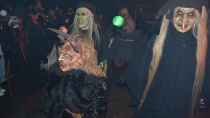 Archivbild: jr
Furchteinflößende Masken sind das Markenzeichen der Konnersreuther „Grölldeifl“, die es diesen Freitag ab 18 Uhr in Pleußen zu bewundern gibt. Um 20 Uhr startet das Showprogramm.