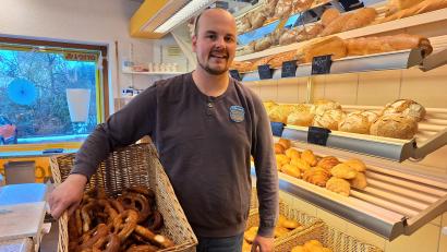 Archivbild: Bugl
Bäcker Christoph Ritz belieferte die Einsatzkräfte beim Großbrand in Wiesensüß und stieß damit bei manchen Kunden auf Unverständnis.