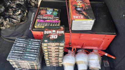 Bild: Bundespolizei
Die Bundespolizei hat an der Grenze in Waldsassen 11,5 Kilogramm verbotene Pyrotechnik sichergestellt.