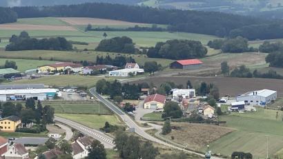 Archivbild: Josef Glas
In Tännesberg kann ein neues Gewerbegebiet entstehen (obere Bildhälfte), für das nun Bauanträge eingereicht werden können.