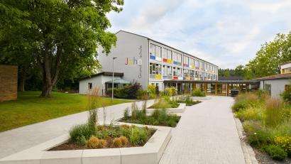 Archivbild: Thilo Hierstetter
Die Jahn-Grundschule muss in den nächsten Jahren um einen Anbau für eine Ganztagsschule erweitert werden. Ein gutes Beispiel, wo eine Klimarelevanzprüfung Anwendung finden könnte, sagt Yvonne Rösel.