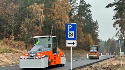 Bild: Ecopals/exb
Auf einer rund 900 Meter langen Strecke wird bei der Erneuerung der B 22 bei Leuchtenberg auf einer Fahrspur Richtung Weiden (von der Abzweigung Lerau bis zum Wanderparkplatz) erstmals in Bayern ein Asphaltzusatz aus recyceltem Kunststoff verwendet.