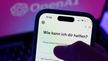 Bild: Hendrik Schmidt/dpa
Viele lassen sich bei der Suche nach Geschenken von KI helfen. (Symbolbild)