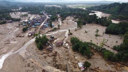 Bild: Binsar Bakkara/AP/dpa
Schlammlawinen waren durch ganze Dörfer gefegt.