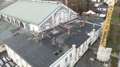 Bild: Glashütte Lamberts/Robert Christ
Die Baustelle an der Glashütte ist eingerichtet, der Baukran schon seit einigen Wochen aufgestellt. Inzwischen ist auch vor der Giebelfassade der Ofenhalle ein Gerüst aufgebaut.