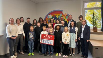 Bild: Kathrin Schmidt 
Über die Spende der Sparkassenstiftung Amberg-Sulzbach freuen sich die Schüler der Montessori-Schule in Amberg.