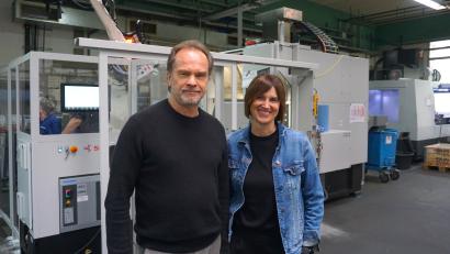 Bild: jut
Die Probatec-Macher: Gründer und Geschäftsführer Stefan Kopp sowie Vorständin Christina Püschl stehen vor einer Maschine, die man erst vor kurzem für 550.000 Euro angeschafft hat.