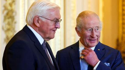Bild: Hannah Mckay/PA Wire/dpa
Bundespräsident Frank-Walter Steinmeier und König Charles III. in Schloss Windsor.