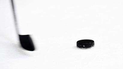 Symbolbild: Tobias Hase/dpa
Nach dem Spiel der Selber Wölfe gegen Memmingen kam es vor dem Stadion zu Ausschreitungen.