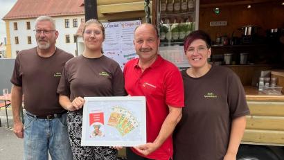 Bild: Thomas Mathes
"Süße" Spenden für die Kinderkrebshilfe, gesammelt am Crêpes-Stand (von links): Thomas Richtmann, Sarah Richtmann, Thomas Mathes und Martina Richtmann.