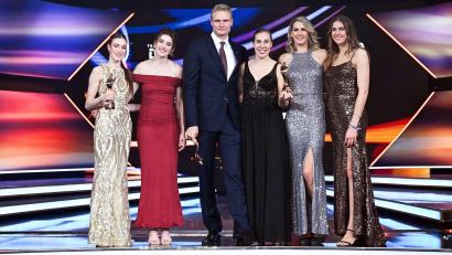 Bild: Bernd Weißbrod/dpa
Im vergangenen Jahr gewannen die Sportgymnastin Darja Varfolomeev (l), der Ruderer Oliver Zeidler (3.v.l) und die 3x3-Basketballerinnen die Wahl zum „Sportler des Jahres“. (Archivbild)