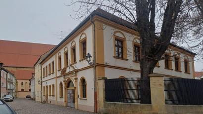 Bild: Theresa Bruischütz
In der Nacht auf Montag hat ein 41-Jähriger ein Weizenglas gegen die Amberger Synagoge geworfen. Zuvor hatte er Naziparolen gerufen und den Hitlergruß gezeigt.