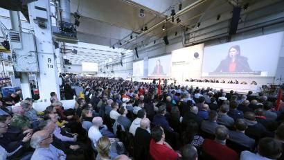 Bild: Kevin Nobs/VW-Betriebsrat/dpa
Die Betriebsratsvorsitzende Daniela Cavallo berichtete vor Tausenden Beschäftigten in Halle 11 über die Stimmung in der Belegschaft.