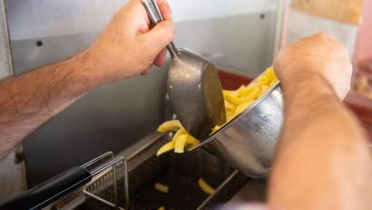 Bild: Sebastian Gollnow/dpa
Altes Fett und Öl etwa aus Fritteusen der Gastronomie ist ein begehrtes Diebesgut. (Archivbild)