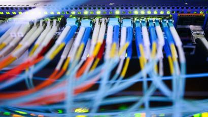 Bild: Julian Stratenschulte/dpa
Was würde passieren, wenn von der AfD eingesetzte Beamte auf sicherheitsrelevante Daten zugreifen könnten, fragen sich Innenpolitiker anderer Parteien. (Symbolbild)