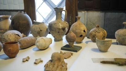 Bild: Moawia Atrash/dpa
Im Krieg in Syrien wurden zahlreiche Artefakte, historische Fundstücke und Exponate in privaten Verstecken aufbewahrt. Nun kehren sie zurück ins Museum.