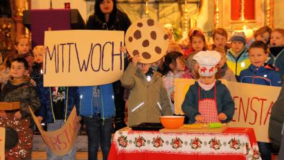 Bild: bjo
Die Kindergartenkinder eröffneten am Samstag den Adventsmarkt in Schmidmühlen.