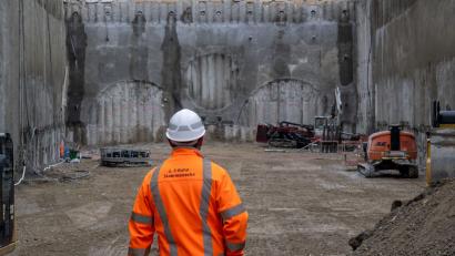 Bild: Peter Kneffel/dpa
Bei den maschinellen Tunnelbauarbeiten stehen zunächst nur Rettungs- und Erkundungsstollen auf dem Programm. (Archivbild)