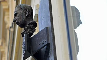 Bild: Michael Heitmann/dpa
In Prag erinnert eine Büste an den Schriftsteller Rainer Maria Rilke (1875-1926). Hier besuchte er die Volksschule.