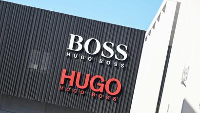 Bild: Bernd Weißbrod/dpa
Der Modekonzern Hugo Boss rechnet für 2026 mit einem Umsatzrückgang. Erst ab dem Jahr 2027 sollen sich die Zahlen wieder verbessern. (Archivbild)