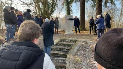 Bild: Ute Döhler
Ein neuer Gedenkstein erinnert in Pechbrunn an die Opfer des Todesmarsches von 1945.