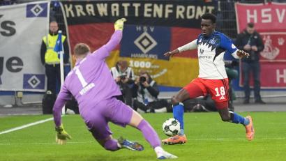 Bild: Marcus Brandt/dpa
Das späte 1:0 im Pokal gegen Kiel: Bakery Jatta trifft gegen Kiel.