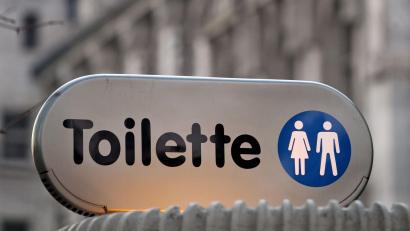 Symbolbild: Jan Woitas/dpa
Die öffentlichen Toiletten am Katharinenfriedhof in Amberg sind gesperrt. Wann sie wieder zugänglich sind, ist noch nicht klar.