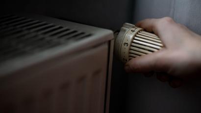 Bild: Fabian Sommer/dpa
Besser mal runterdrehen - Heizen kann teuer sein. (Symbolbild)