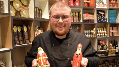 Bild: ubb
Konditormeister Nico Schultes versteh sein Handwerk. Seine Schokoladennikoläuse stellt er mit größter Sorgfalt her, was die Liebhaber dieser traditionellen Figuren zur Adventszeit zu schätzen wissen.
