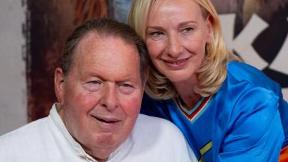 Bild: Sven Hoppe/dpa
Kabarettist Ottfried Fischer, hier mit seiner Frau Simone, kann nach eigenen Worten mit Moderator Thomas Gottschalk mitfühlen. (Archivbild)