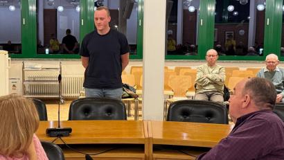 Bild: Heike Unger
Michael Amann (stehend) ist der neue Erste Kommandant der Feuerwehr Theuern: Er stellte sich am Dienstagabend im Gemeinderat Kümmersbruck vor, der ihn dann einstimmig in seinem neuen Amt bestätigte.