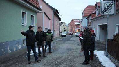 Bild: Bernhard Piegsa
Wenn zwei Autos in der östlichen Bachstraße auf gleicher Höhe parken, kann daraus eine Engstelle entstehen, die große Fahrzeuge an der Durchfahrt hindert.