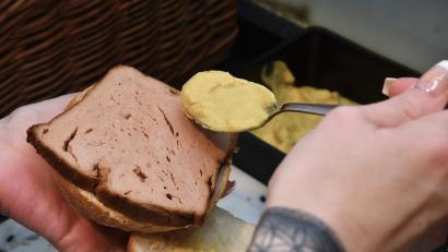 Archivbild: Petra Hartl
Die vegane Leberkäs-Semmel gab es 2023 und 2024 auf dem Amberger Weihnachtsmarkt. Heuer gibt es sie nicht.