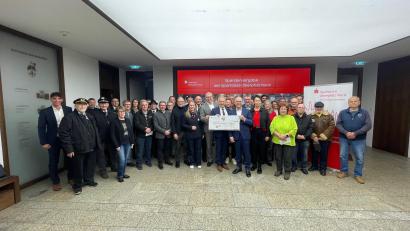 Bild: Sparkasse Oberpfalz Nord
Die Sparkasse Oberpfalz Nord hat 28 Vereine in Waldsassen mit Weihnachtsspenden in Höhe von insgesamt 10.000 Euro unterstützt.