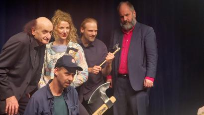 Bild: -/Scharfrichterhaus Passau/dpa
Maximilian Pongratz (unten) ist in Bayern unter anderem als Sänger der Band „Kofelgschroa“ bekannt.