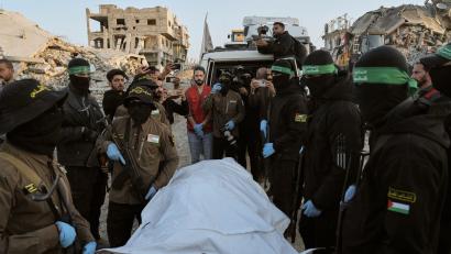 Bild: Jehad Alshrafi/AP/dpa
Die übergebene Leiche ist als die eines vermissten Thailänders identifiziert worden. (Archivbild)