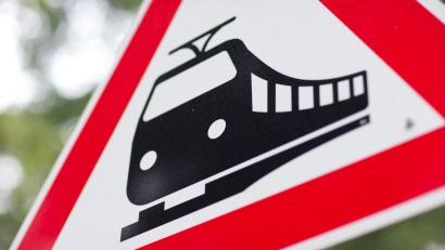 Bild: Friso Gentsch/dpa
An einem unbeschrankten Bahnübergang erfasste der Zug das Auto. (Symbolbild)