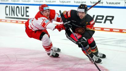 Bild: Christian Kolbert/dpa
Stürmer Rieder (r) fehlt verletzt. (Archivbild)