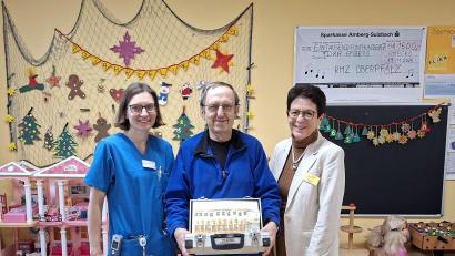 Bild: Reinhard Fraunholz
Dr. Birgit Prey (links) und Margit Meier freuten sich über die Spende von Josef Schön.