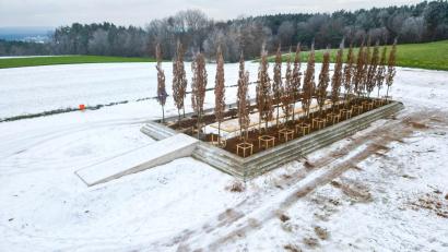 Bild: Wilhelm Koch
Die Glyptothel Etsdorf ist ein Naturbauwerk. Vor wenigen Tagen wurden die Säuleneichen eingepflanzt.