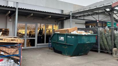 Bild: stg
Bis zur Eröffnung am 11. Dezember dürfte der Eingangsbereich dann so gestaltet sein, dass die Räume im KEM-Einkaufszentrum auch von außen als Takko-Filiale erkennbar sind.